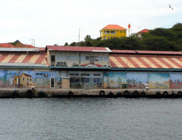 8- Un hangar le long du quai 